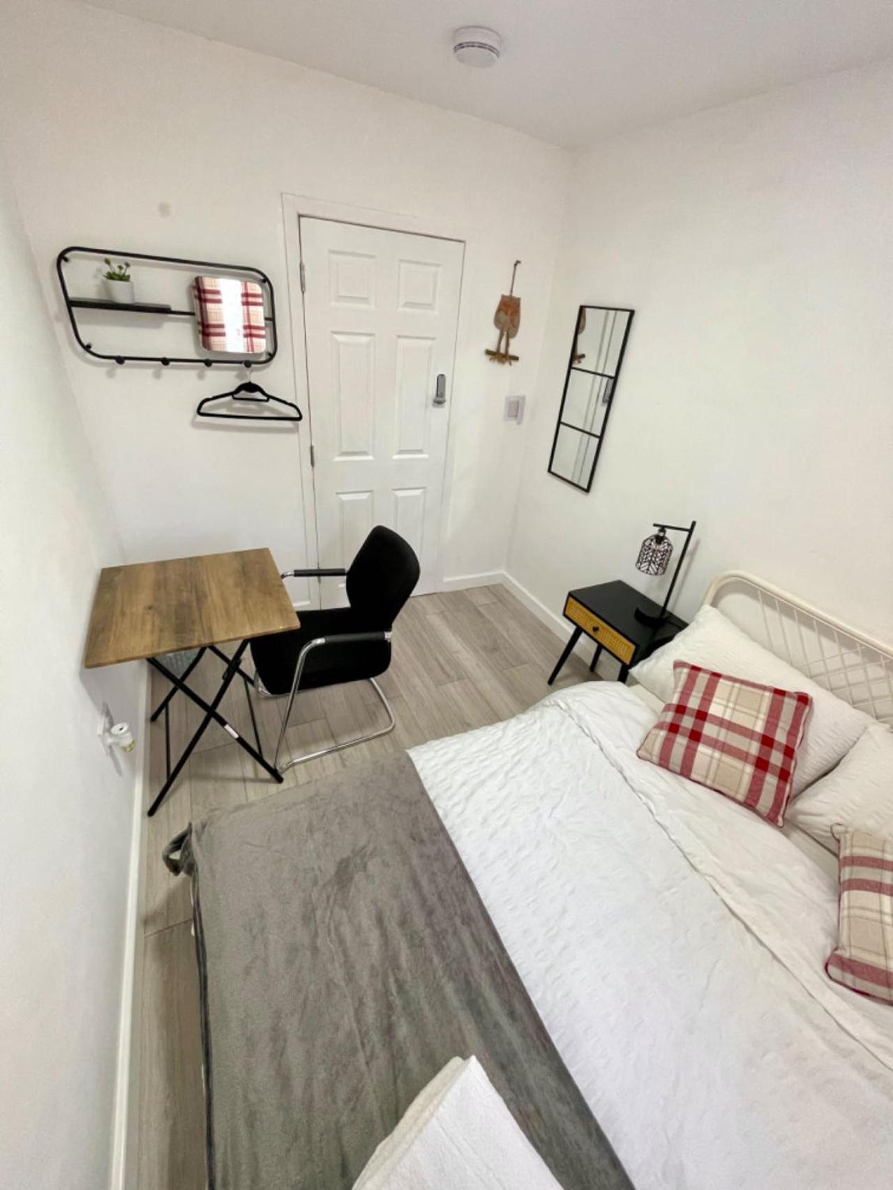 4b4b Entire House Sleeps 11 Driveway Parking Near And Centre Holiday home