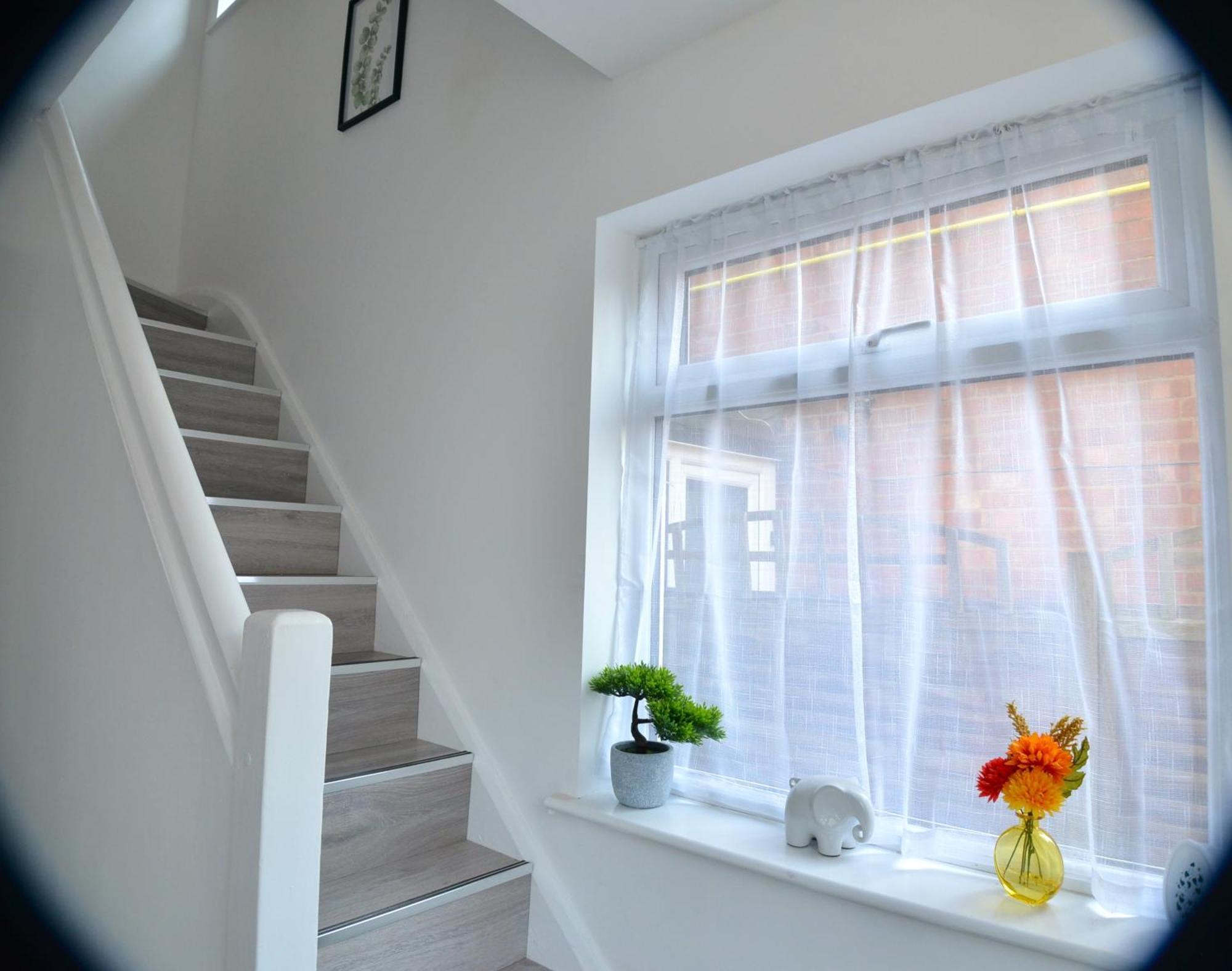 4b4b Entire House Sleeps 11 Driveway Parking Near And Centre Holiday home *