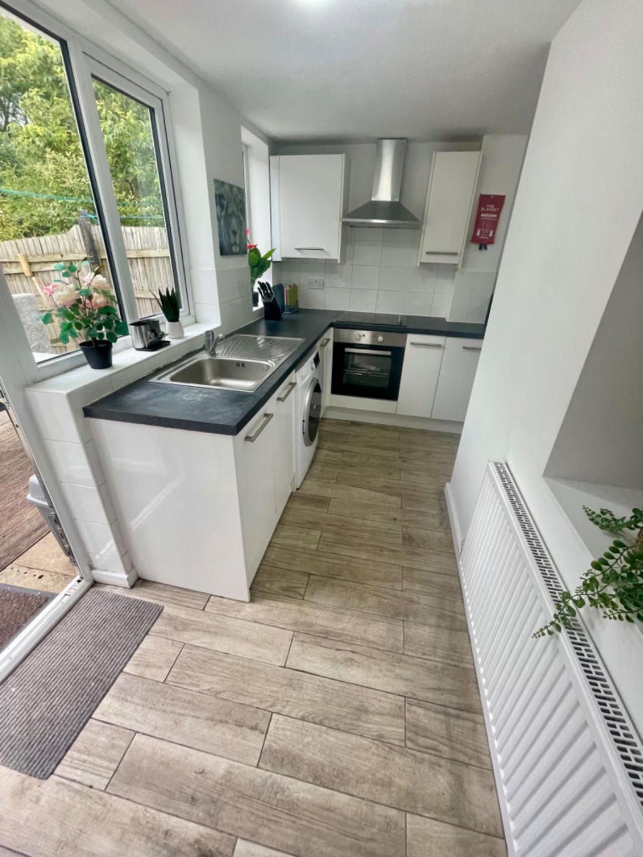 4b4b Entire House Sleeps 11 Driveway Parking Near And Centre Holiday home *