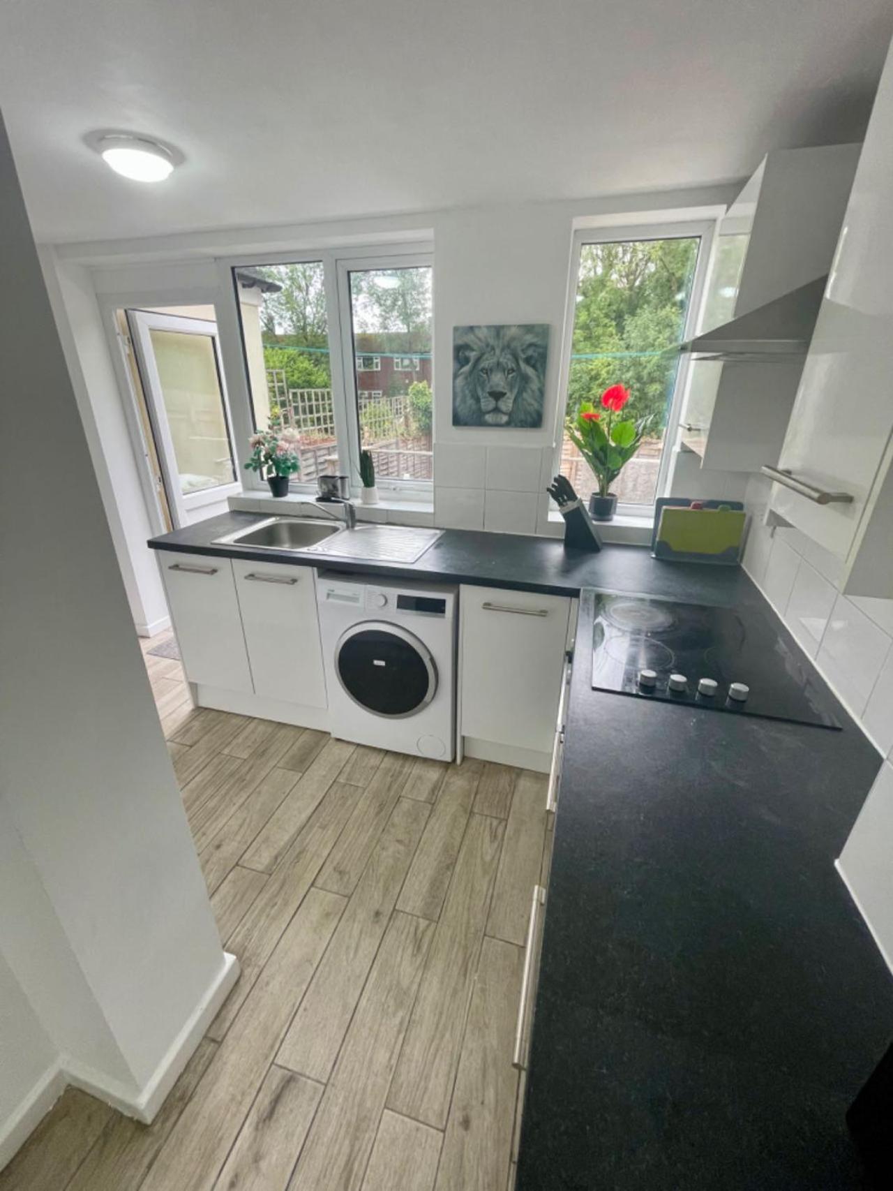Holiday home 4b4b Entire House Sleeps 11 Driveway Parking Near And Centre *