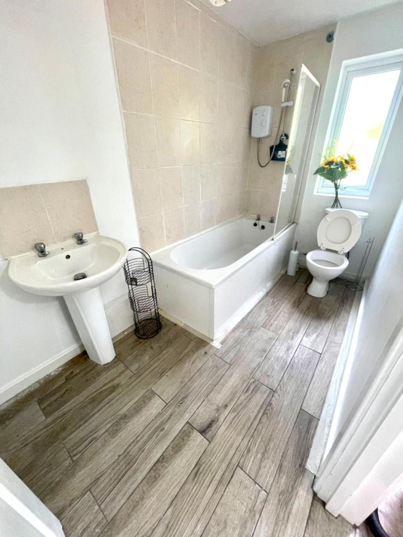 4b4b Entire House Sleeps 11 Driveway Parking Near And Centre Holiday home *