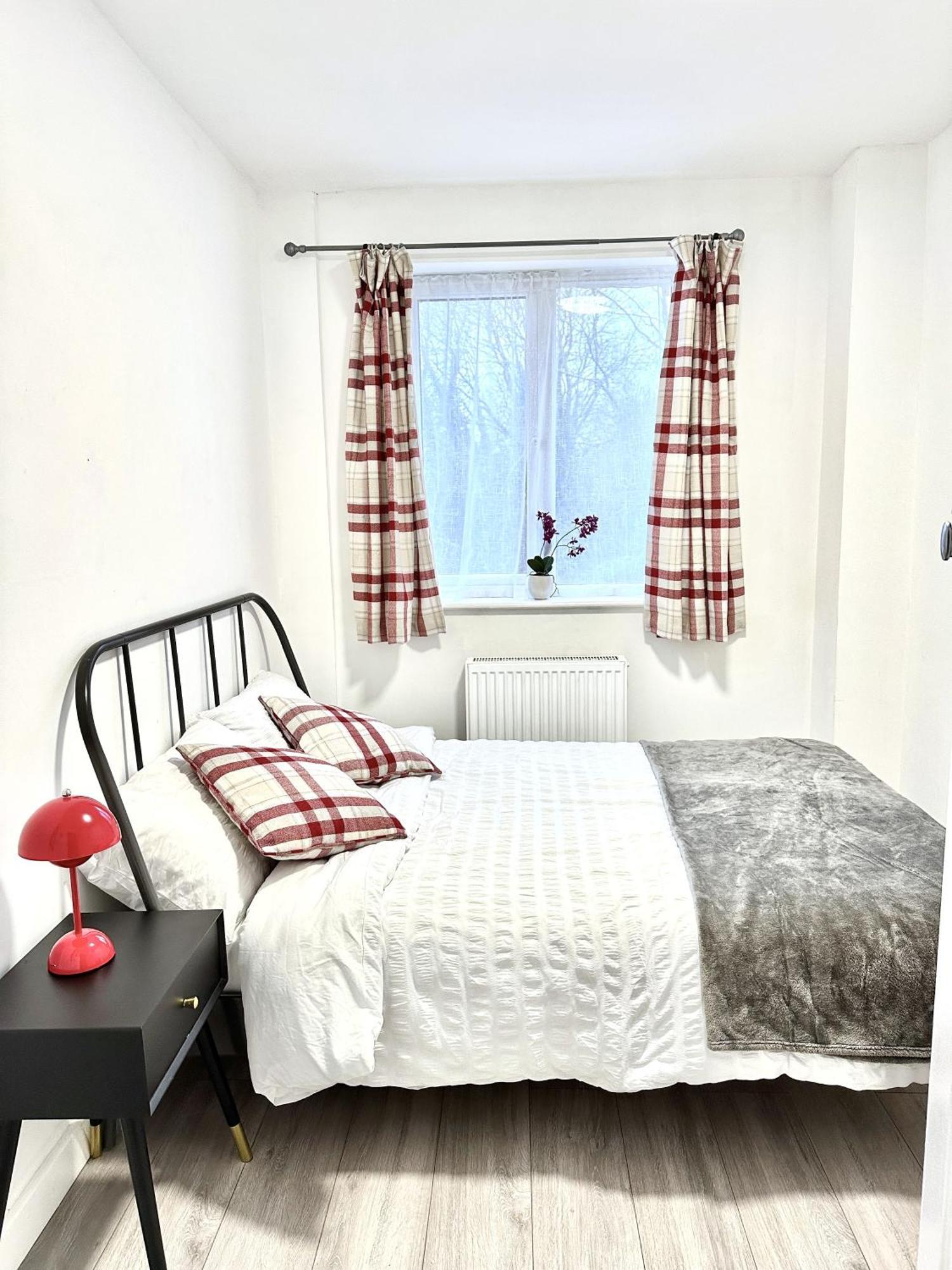 Holiday home 4b4b Entire House Sleeps 11 Driveway Parking Near And Centre
