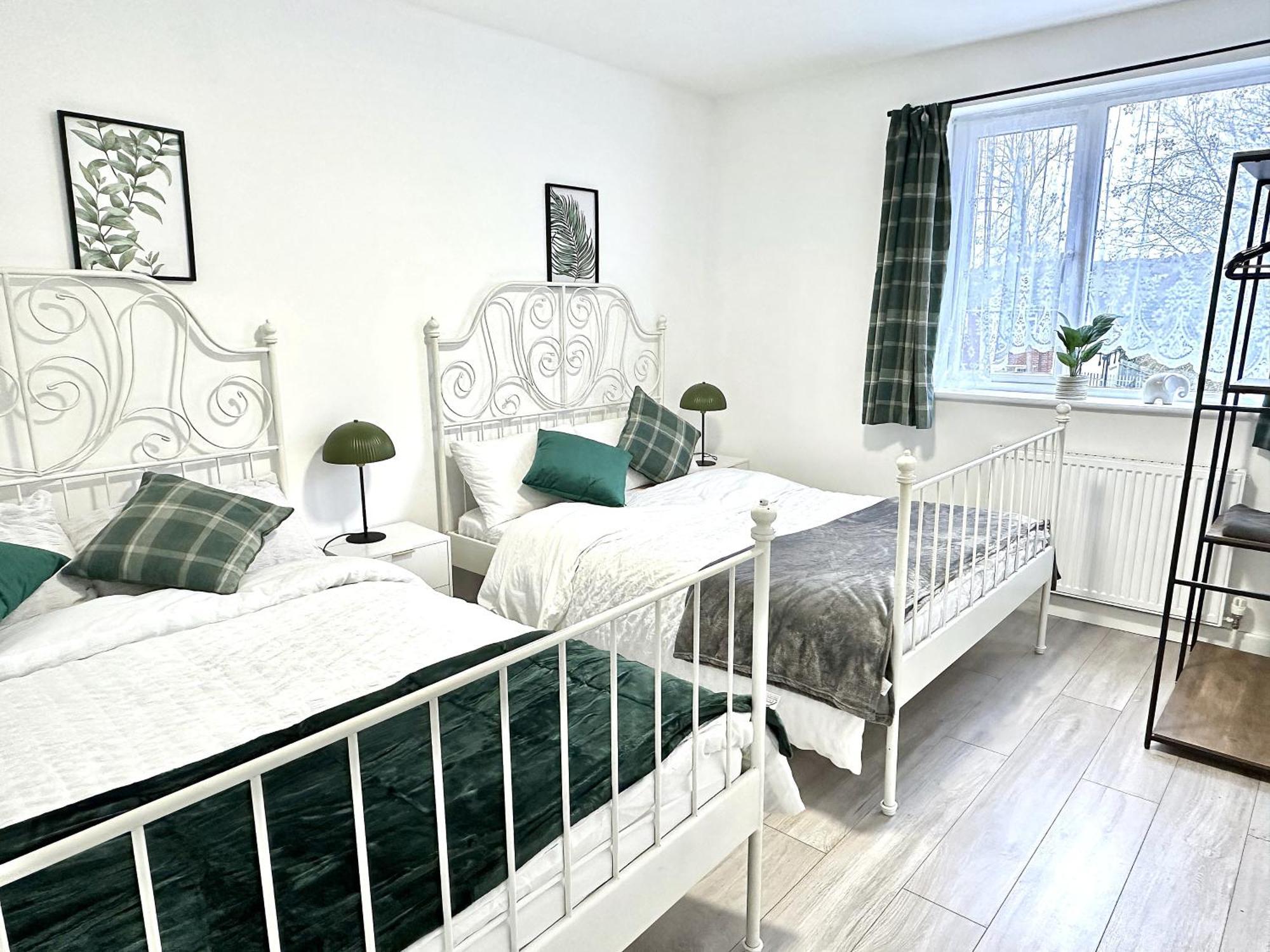 Holiday home 4b4b Entire House Sleeps 11 Driveway Parking Near And Centre