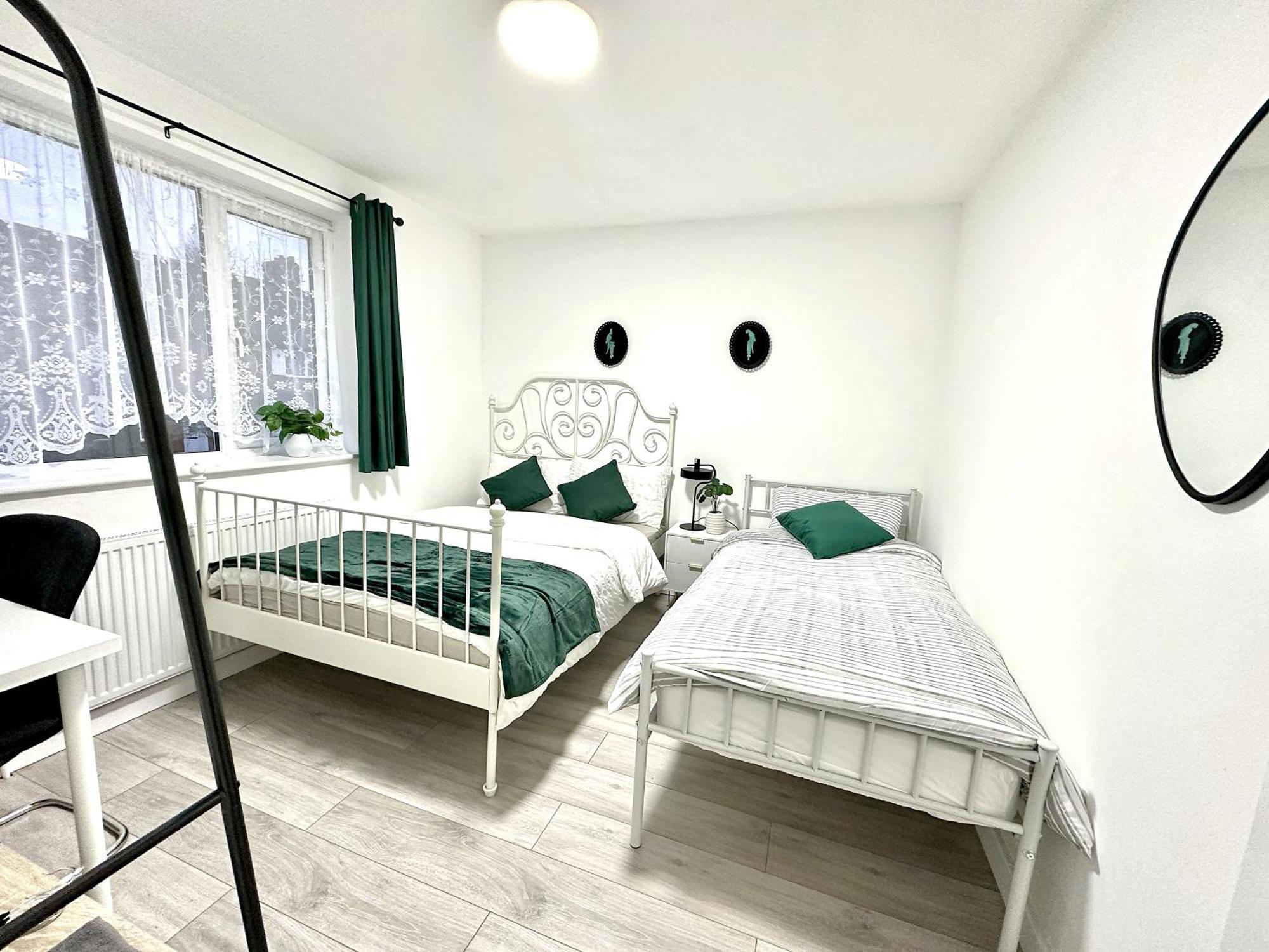 Holiday home 4b4b Entire House Sleeps 11 Driveway Parking Near And Centre *