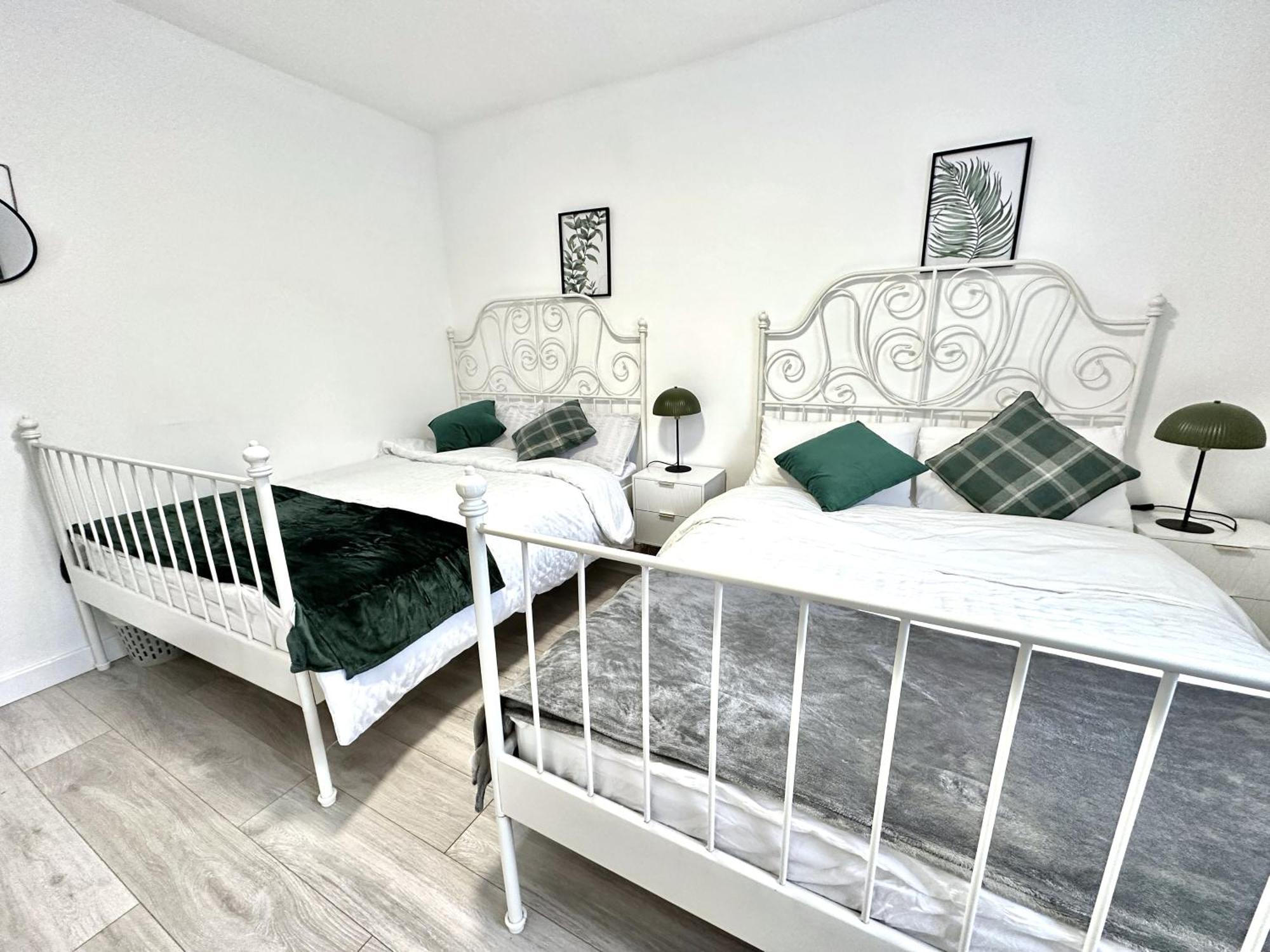 4b4b Entire House Sleeps 11 Driveway Parking Near And Centre Coventry