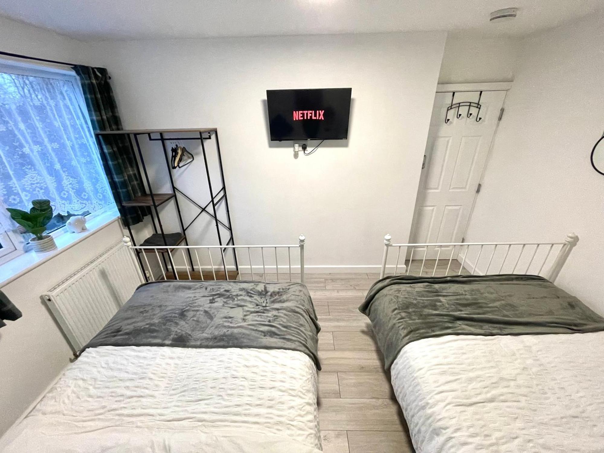 4b4b Entire House Sleeps 11 Driveway Parking Near And Centre Holiday home *
